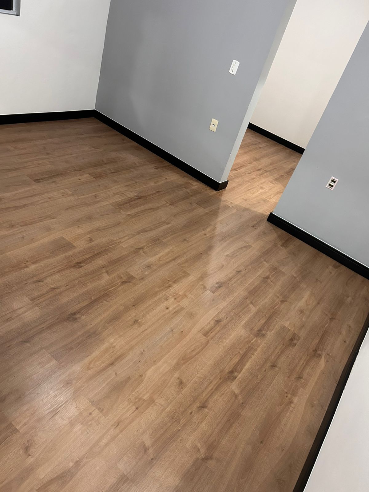 Sala com piso vinílico instalado pela JP Vinílicos